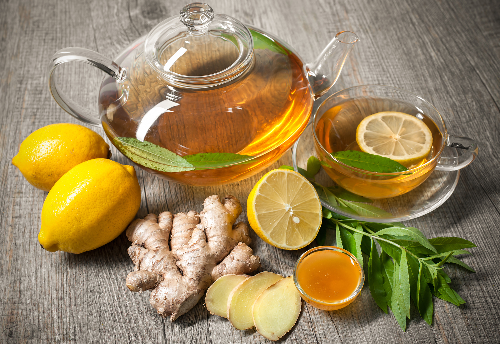 Лимон, имбирь и гвоздика действуют как натуральные и безопасные средства против коронавируса.