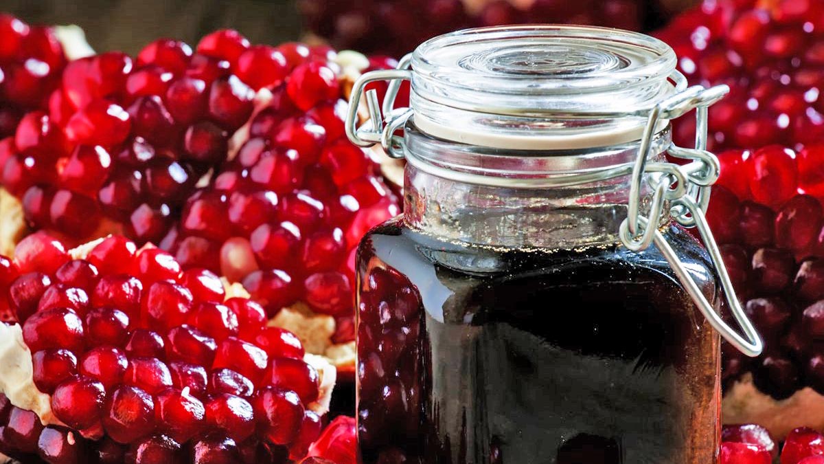 Making pomegranate molasses