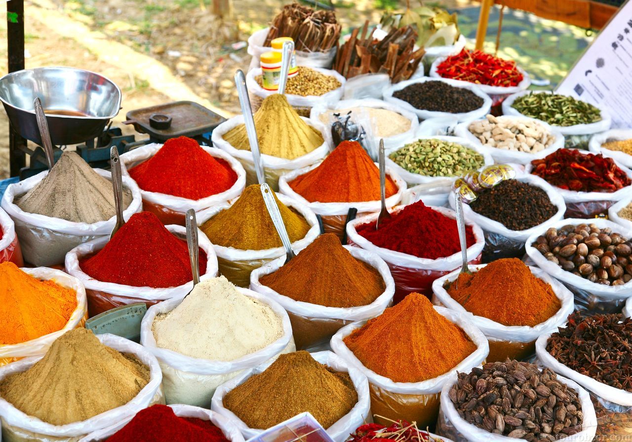 Characteristics of spices, grinding and manufacturing methods, and product filling and packaging machines